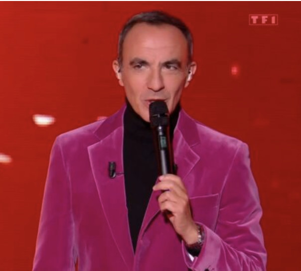 Samedi 22 avril, Nikos Aliagas a fait sensation avec sa veste rose signée Fursac. Prix de la veste: 402 euros