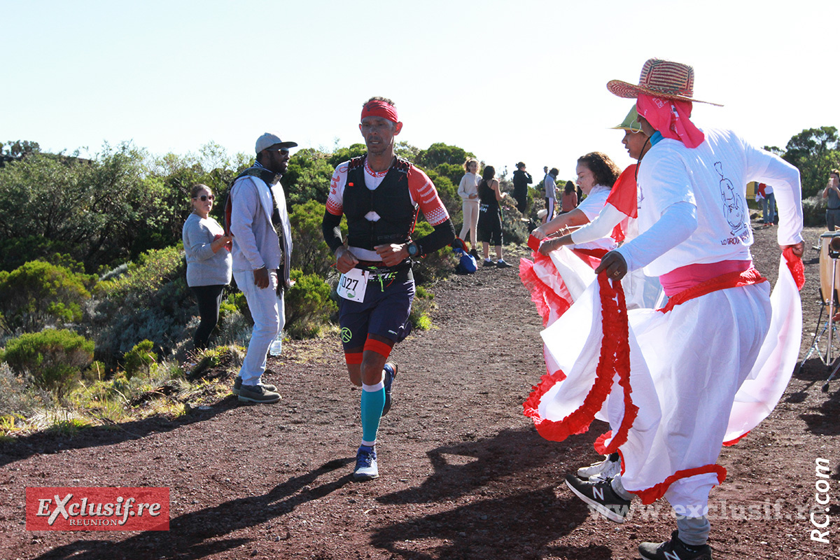 Arrivée au rythme du maloya de Mamass B Arrivée au rythme du maloya de Mamass B