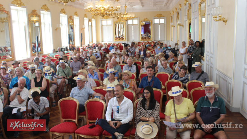 Accueil dans le salon d'honneur de la mairie