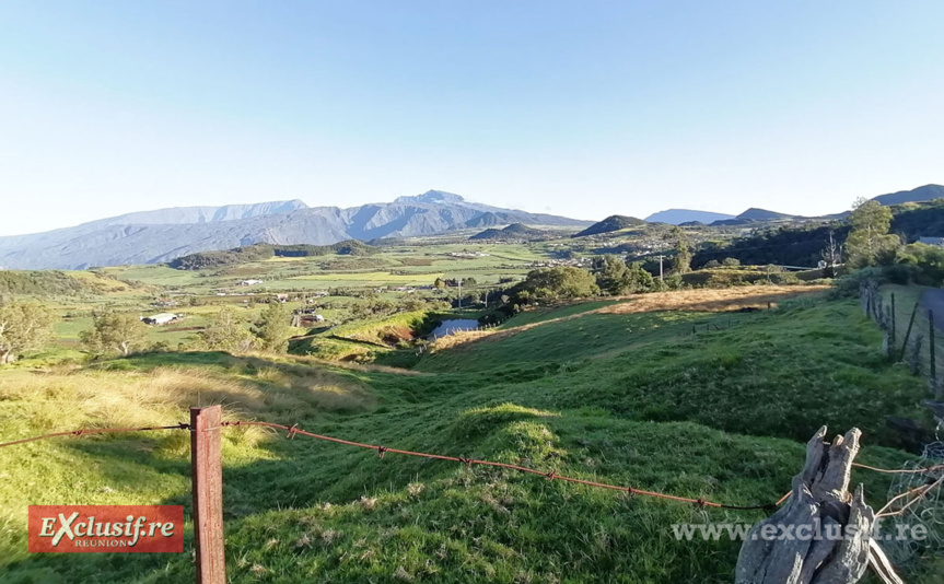 Vue paroramique sur le Piton des Neiges à partir de la Grande Ferme Vue paroramique sur le Piton des Neiges à partir de la Grande Ferme