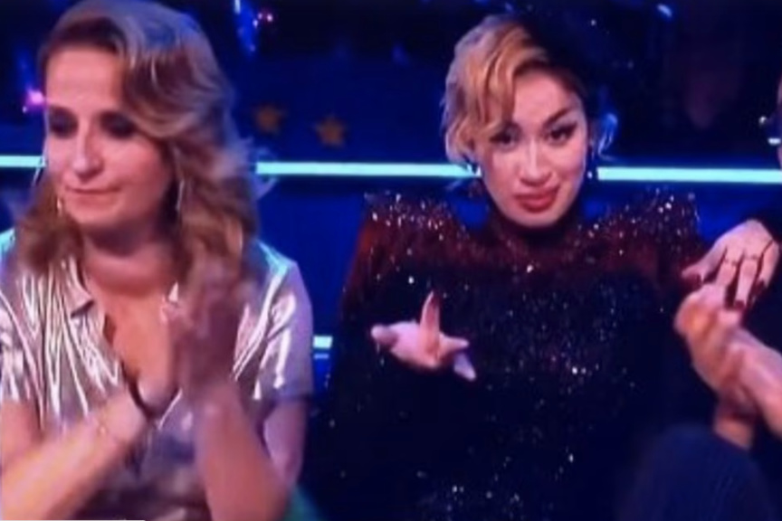 Le doigt d'honneur de La Zarra en direct à la télé (capture d'écran France 2) Le doigt d'honneur de La Zarra en direct à la télé (capture d'écran France 2)