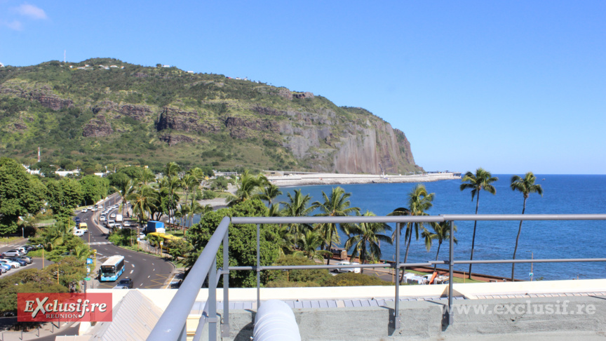 Au rooftop, vue sur la route du littoral