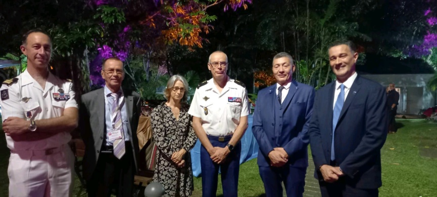 Une soirée festive a eu lieu au Moca (Montgaillard): de gauche à droite, Colonel Laurent de Saint Blanquat (RSMA-R), Bernard Salva, le général de gendarmerie Pierre Poty et son épouse, Bernard Hay (IHEDN), et Stéphane Bijoux, député européen