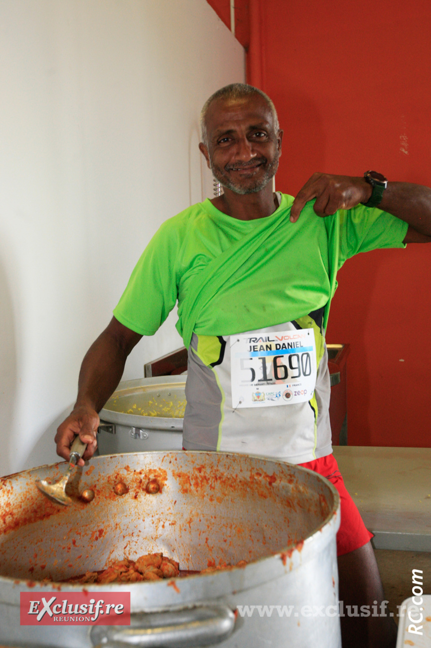 Daniel Vee a préparé le repas, a couru et a repris du service à l'heure du déjeuner Daniel Vee a préparé le repas, a couru et a repris du service à l'heure du déjeuner