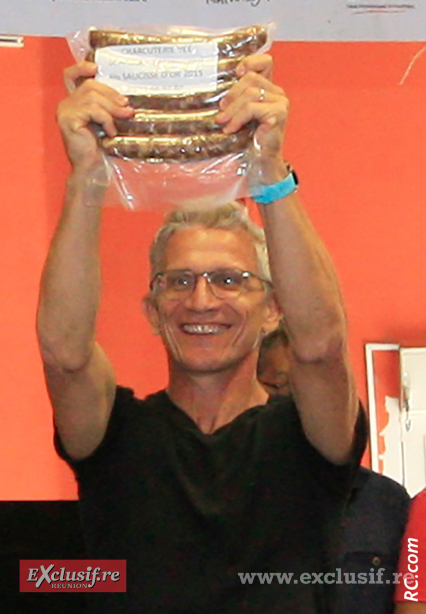 Les « saucisses d'Or » de Jean-Pierre Vee entre les mains d'Emmanuel André Les « saucisses d'Or » de Jean-Pierre Vee entre les mains d'Emmanuel André