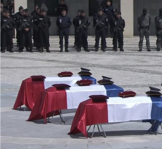 Des cercueils de personnes inonncentes tuées par des drogué.e.s ne vont pas arrêter le massacre hélas. Ici la cérémonie des 3 policiers tués récemment dans un accident de la route