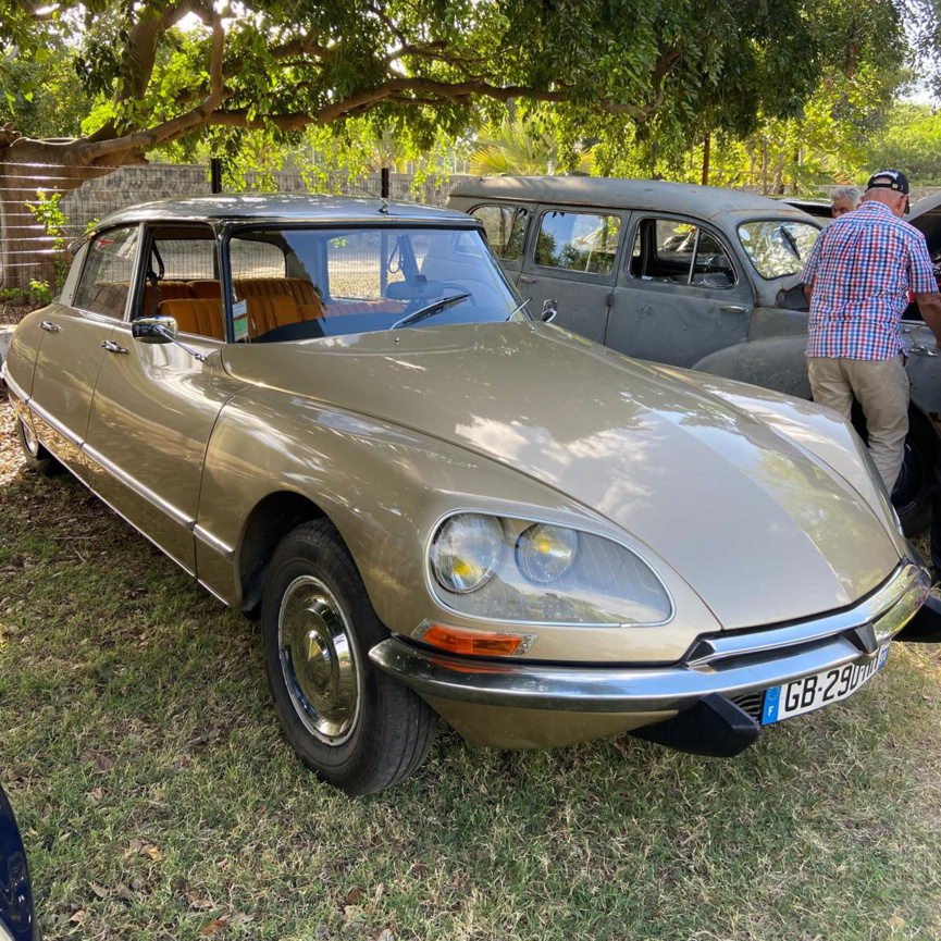 Rassemblement de véhicules de collection et Young Timers à Saint-Gilles Rassemblement de véhicules de collection et Young Timers à Saint-Gilles