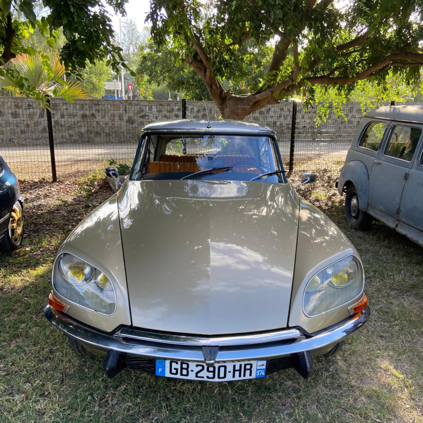 Rassemblement de véhicules de collection et Young Timers à Saint-Gilles Rassemblement de véhicules de collection et Young Timers à Saint-Gilles