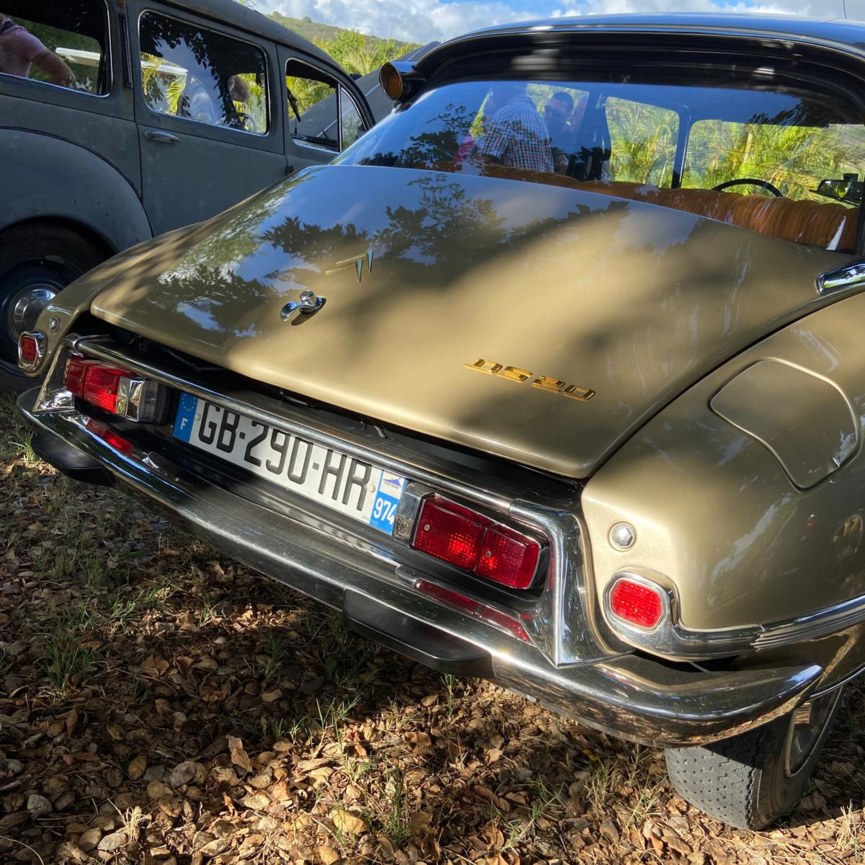 Rassemblement de véhicules de collection et Young Timers à Saint-Gilles Rassemblement de véhicules de collection et Young Timers à Saint-Gilles