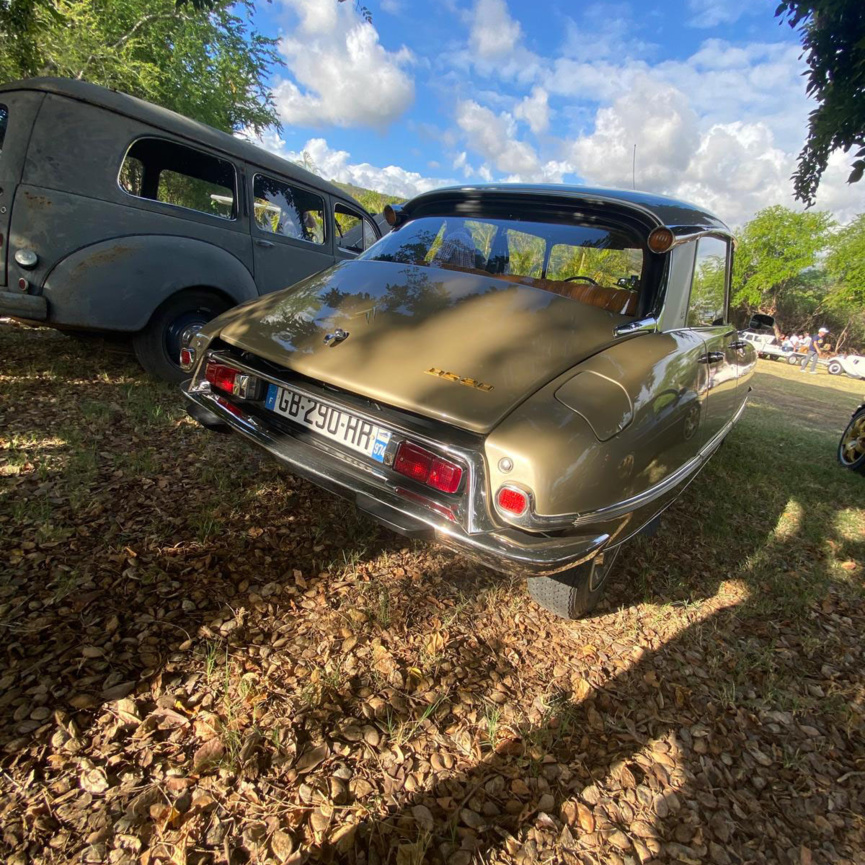 Rassemblement de véhicules de collection et Young Timers à Saint-Gilles Rassemblement de véhicules de collection et Young Timers à Saint-Gilles