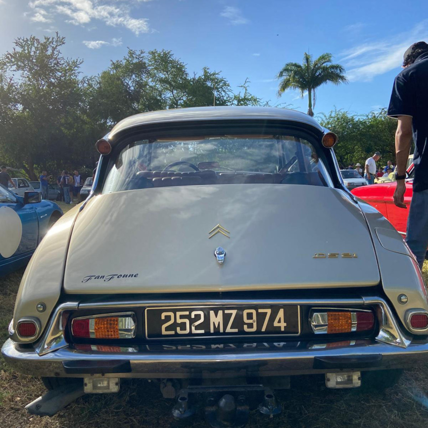 Rassemblement de véhicules de collection et Young Timers à Saint-Gilles Rassemblement de véhicules de collection et Young Timers à Saint-Gilles