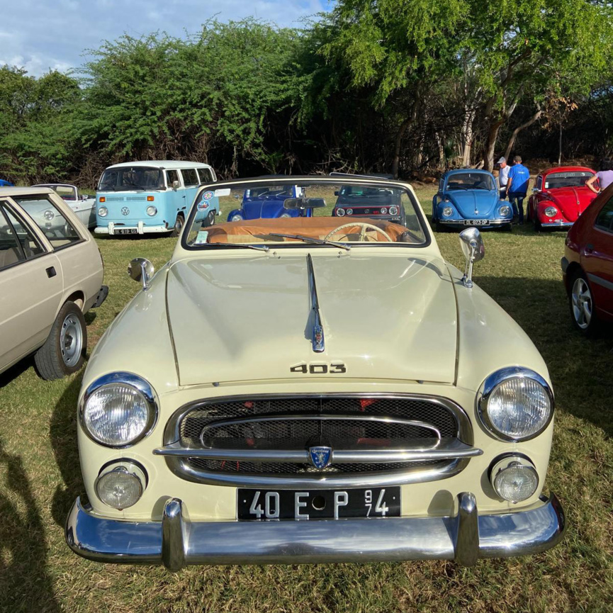 Rassemblement de véhicules de collection et Young Timers à Saint-Gilles Rassemblement de véhicules de collection et Young Timers à Saint-Gilles