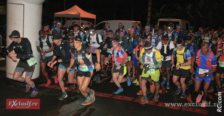 Départ des 50 km à minuit au stade de Hell-Bourg