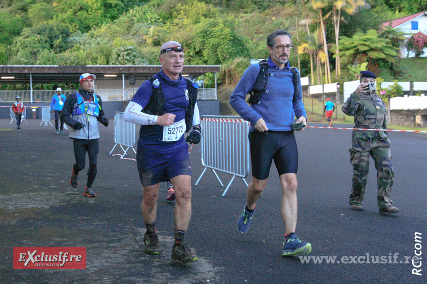 Le général Laurent Cluzel et le Préfet de La Réunion Jérôme Filippini ensemble et d'un même pas lors du passage du relais