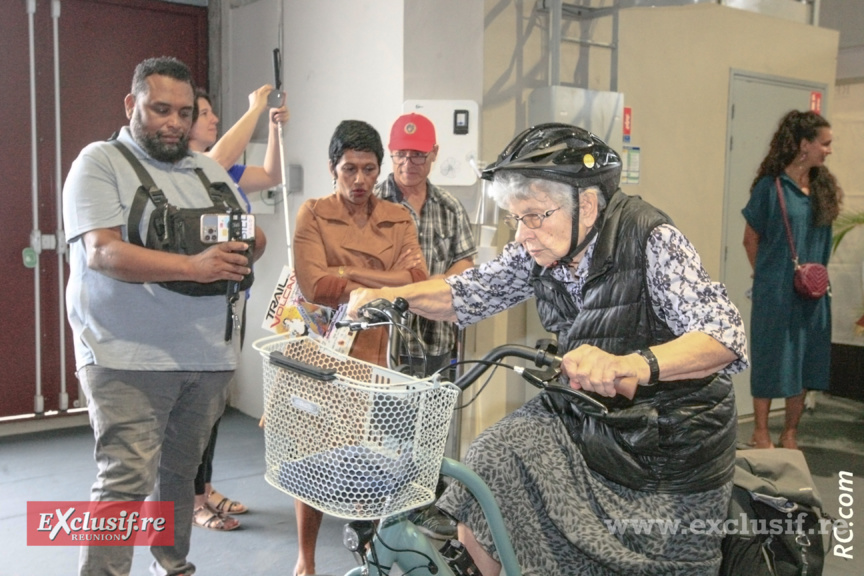 A 99 ans, Madame Marie-Josée Borel a épaté la galerie en donnant quelques coups de pédales dans les allées du Salon A 99 ans, Madame Marie-Josée Borel a épaté la galerie en donnant quelques coups de pédales dans les allées du Salon