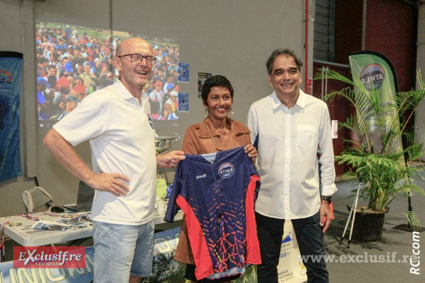 Philippe Quest  accueille Ericka Bareigts et Hassen Patel dans le stand de la  Ligue Réunionnaise d'Athlétisme