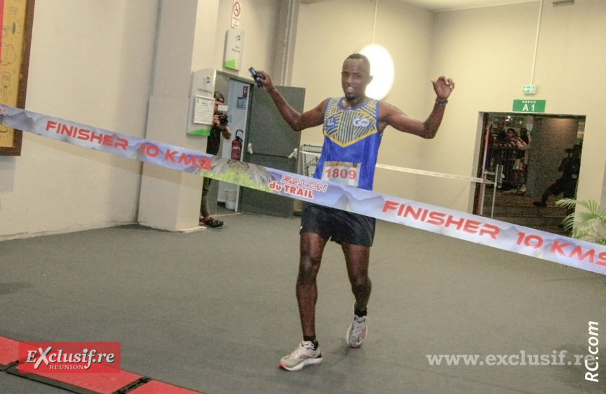 L'arrivée victorieuse de Ronan Barlieu sur les 10 km L'arrivée victorieuse de Ronan Barlieu sur les 10 km