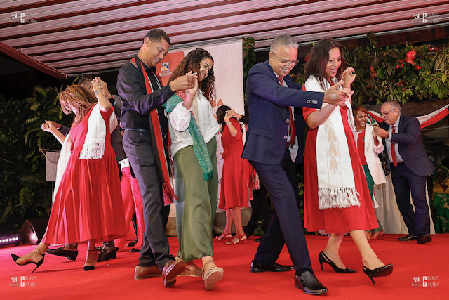 Le président Cyrille Melchior n'a pas hésité à danser sur les rtyhmes malgaches... Le président Cyrille Melchior n'a pas hésité à danser sur les rtyhmes malgaches...