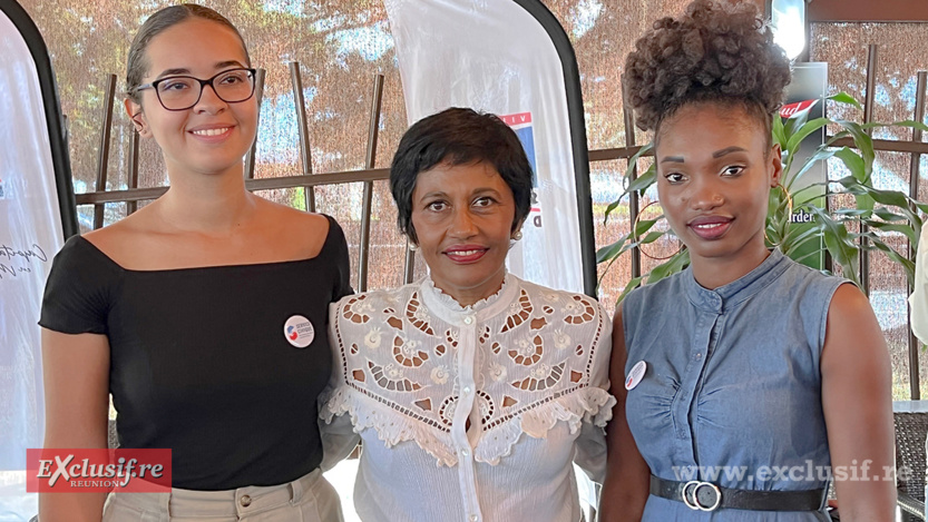 La maire entourée de Camille et Chaféka, volontaires du Service Civique