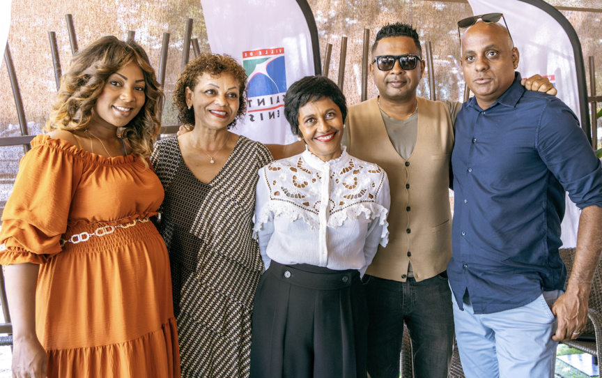 Ericka Bareigts avec les artistes présents et Thiery Villendeuil, producteur