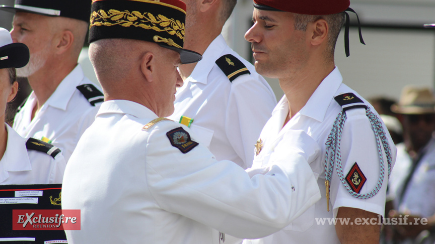 Plusieurs décorations ont été remises, ici le général Cluzel à un officier
