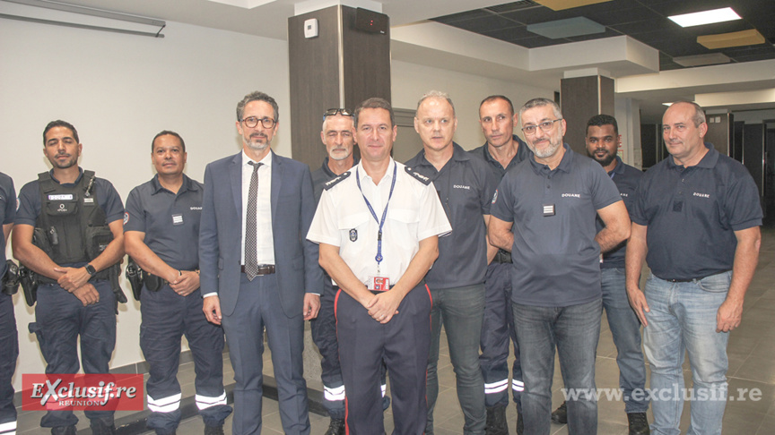 Jérôme Filippini, Préfet de La Réunio, et Nicolas Le Gall, directeur régional des Douanes, avec les douaniers de l'aéroport