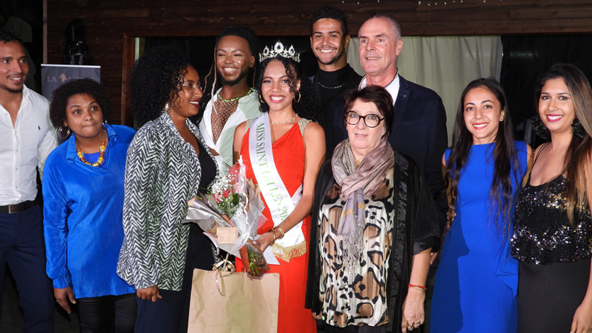 La gagnante avec le jury et les partenaires