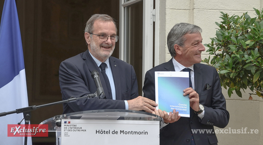 Il a remis des documents à son successeur