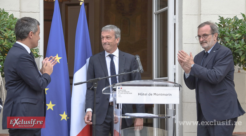 Applaudissements nourris sur le perron du Ministère, rue Oudinot à Paris