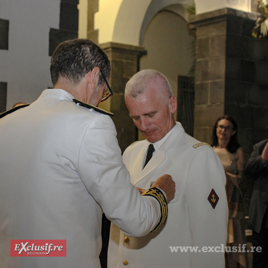 Au nom du ministre des Outre-mer, le Préfet a remis la médaille de l'engagement ultramarin, échelon or, au général Cluzel