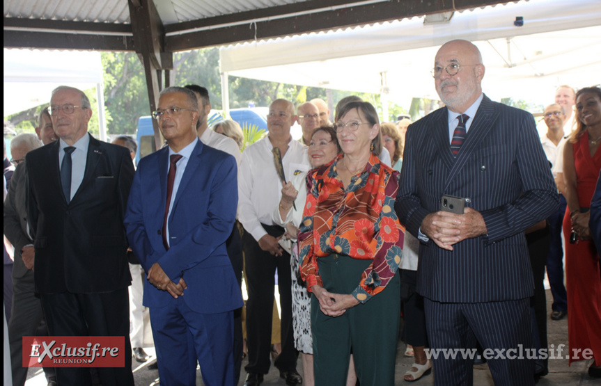 De nombreuses personnalités civiles étaient là De nombreuses personnalités civiles étaient là