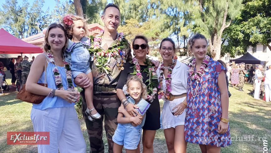 Le colonel Saint-Blanquat en famille, avec son épouse Brune et leurs 5 enfants présents, l'aîné était en métropole