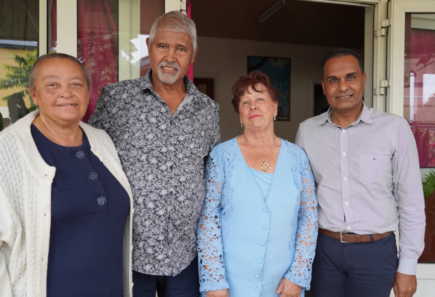 Marie Alexandre, conseillère municipale, Jean-Claude et Yvette, et Burno Domen, maire de Saint-Leu Marie Alexandre, conseillère municipale, Jean-Claude et Yvette, et Burno Domen, maire de Saint-Leu