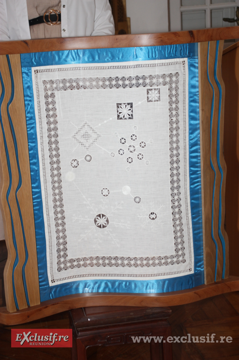 Karine Turpin reçoit la médaille d’or pour ses broderies artisanales Karine Turpin reçoit la médaille d’or pour ses broderies artisanales