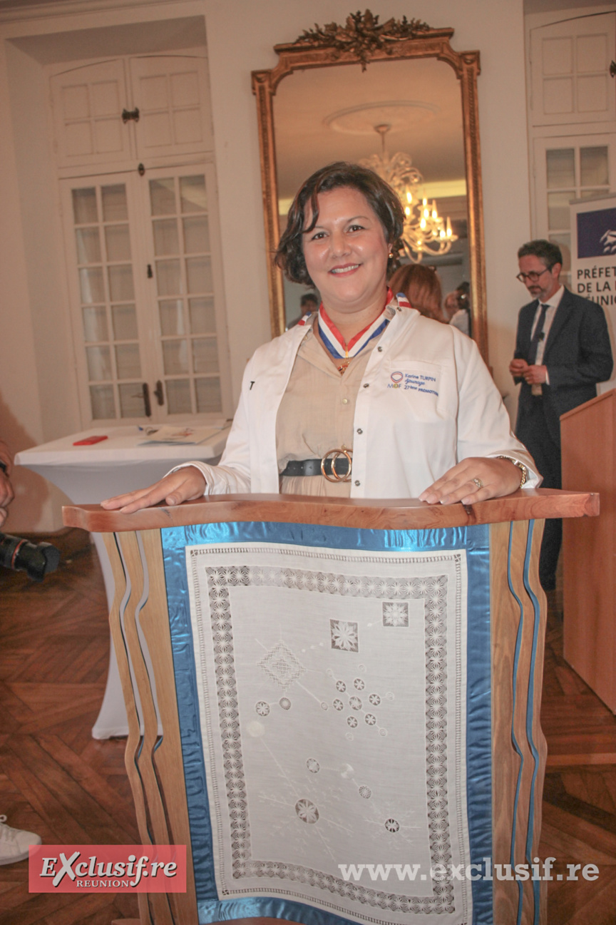 Karine Turpin reçoit la médaille d’or pour ses broderies artisanales Karine Turpin reçoit la médaille d’or pour ses broderies artisanales
