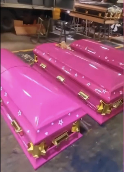 Un cercueil rose ça vous dirait?... (photo Twitter) Un cercueil rose ça vous dirait?... (photo Twitter)