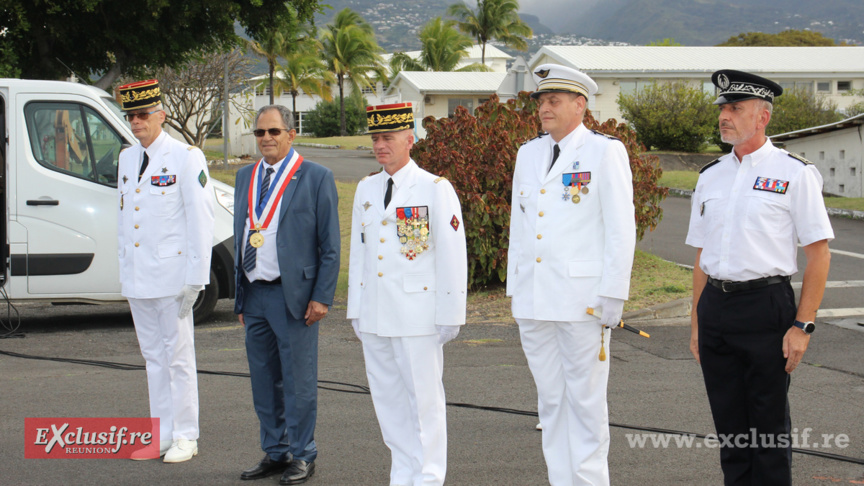 La cérémonie était présidée par le général des FAZSOI Laurent Cluzel (au centre), avant son départ de La Réunion