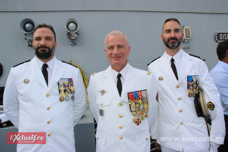 Le général Laurent Cluzel entre les deux commandants du Nivôse, le partant et le nouveau Le général Laurent Cluzel entre les deux commandants du Nivôse, le partant et le nouveau