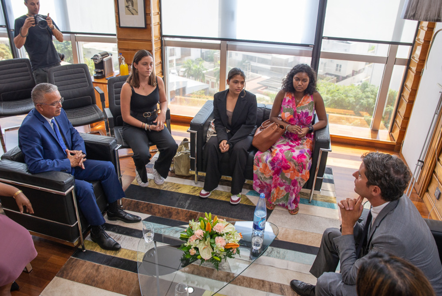 Entretien dans le bureau du président du Département Entretien dans le bureau du président du Département