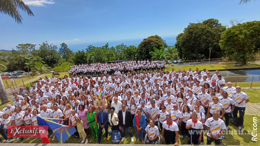L'équipe de la Réunion et les officiels réunis avant de mettre le cap sur la Grande Ile