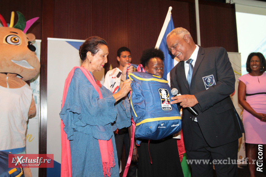 Echange de package entre la présidente de Région et Claude Villendeuil, président du CROS Echange de package entre la présidente de Région et Claude Villendeuil, président du CROS