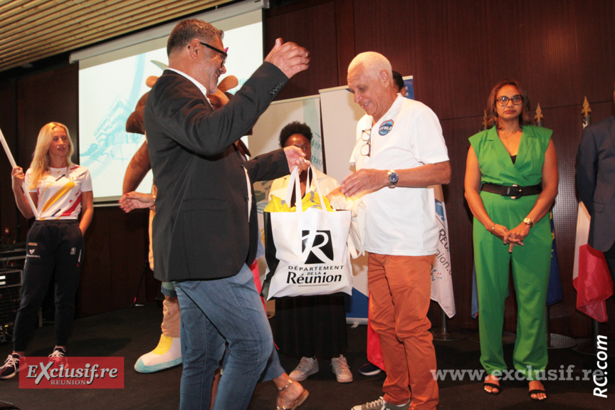 Le président Jean-Claude Prianon était le premier à recevoir son package Le président Jean-Claude Prianon était le premier à recevoir son package