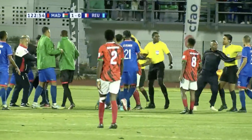 L'arbitre a été poursuivi par les joueurs réunionnais... triste fin de match! (capture d'écran R1ère)