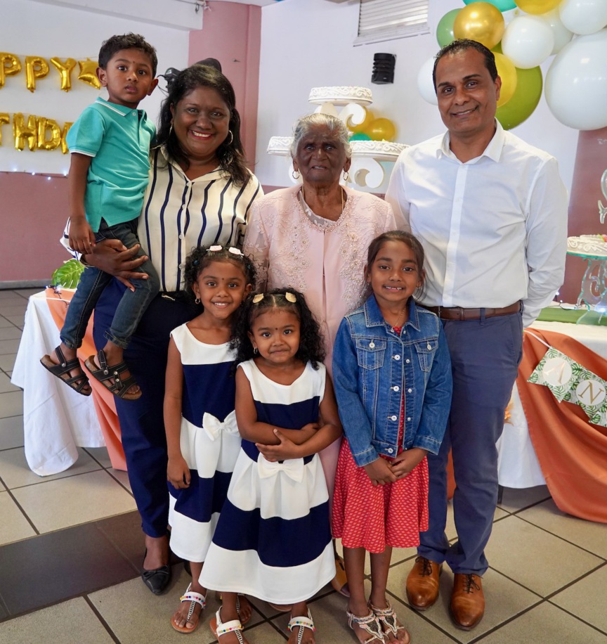 Avec le maire de Saint-Leu Bruno Domen, et quelques membres de sa famille Avec le maire de Saint-Leu Bruno Domen, et quelques membres de sa famille