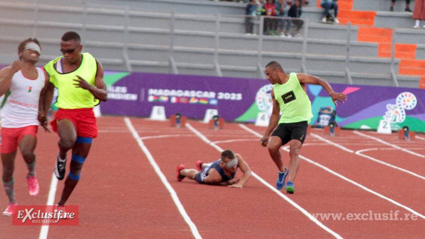 La chute de Joël Bassonville à mi-course sur le 100 m handisport. Armand Sautron va le relever pour continuer la course. Un moment fort d'émotions...