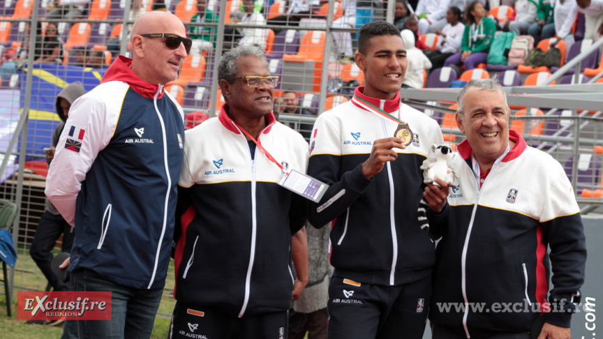 Représentant le Conseil Départemental, Gilles Hubert félicite Mathéo Gilbert Gallard (sport adapté) 1ère médaille d'or en athlétisme.  Ici avec Georges-Marie Nacoulivala, coach