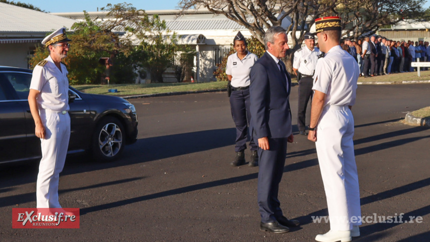 Le Ministre accueilli par le commandant de la Base Aérienne