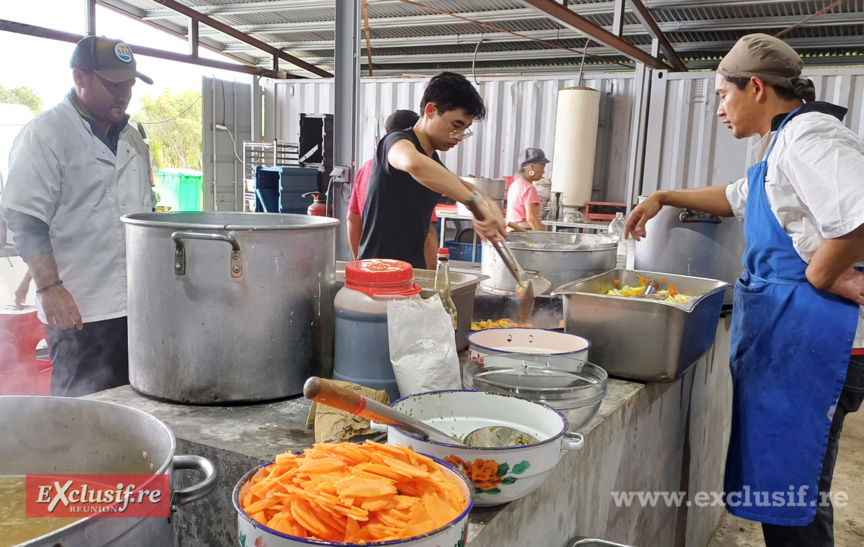 On s'est affairé dans les cuisines pour la préparation des plats On s'est affairé dans les cuisines pour la préparation des plats