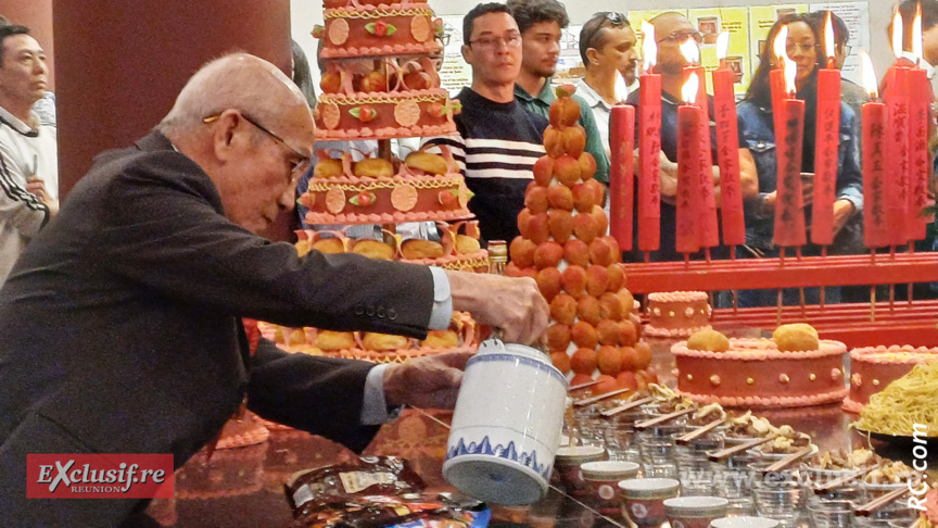Du thé servi parmi les offrandes