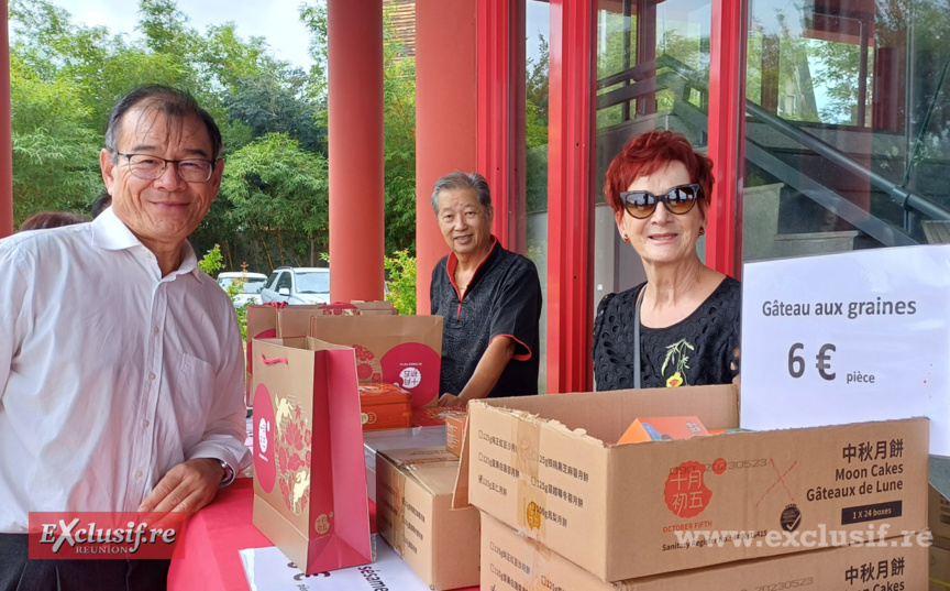 Jac-Alain et Odile proposaient des gâteaux de lune Jac-Alain et Odile proposaient des gâteaux de lune